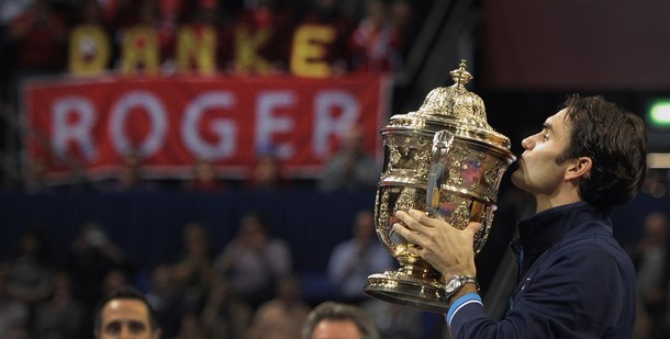 Tay vợt người Thụy Sỹ vẫn ăn mừng danh hiệu với phong cách quen thuộc